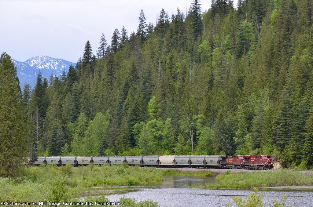 CP 8867/9810 lead an empty unit potash train E/B past the winding Eagle River, east of Taft Rd.